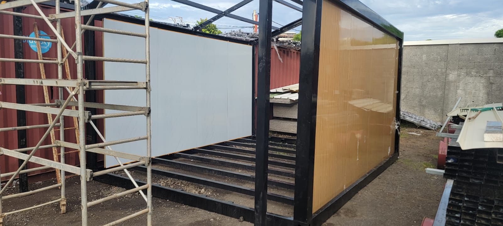 Pose des panneaux muraux sur la structure