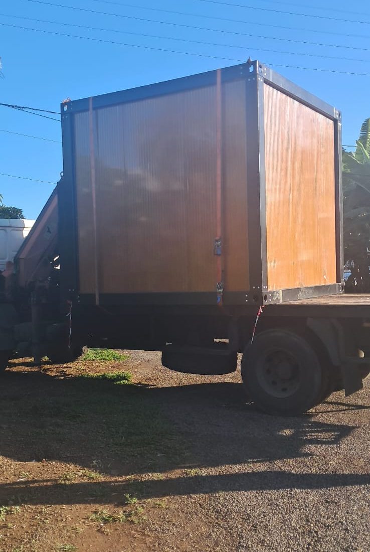 Module livré sur un camion-grue