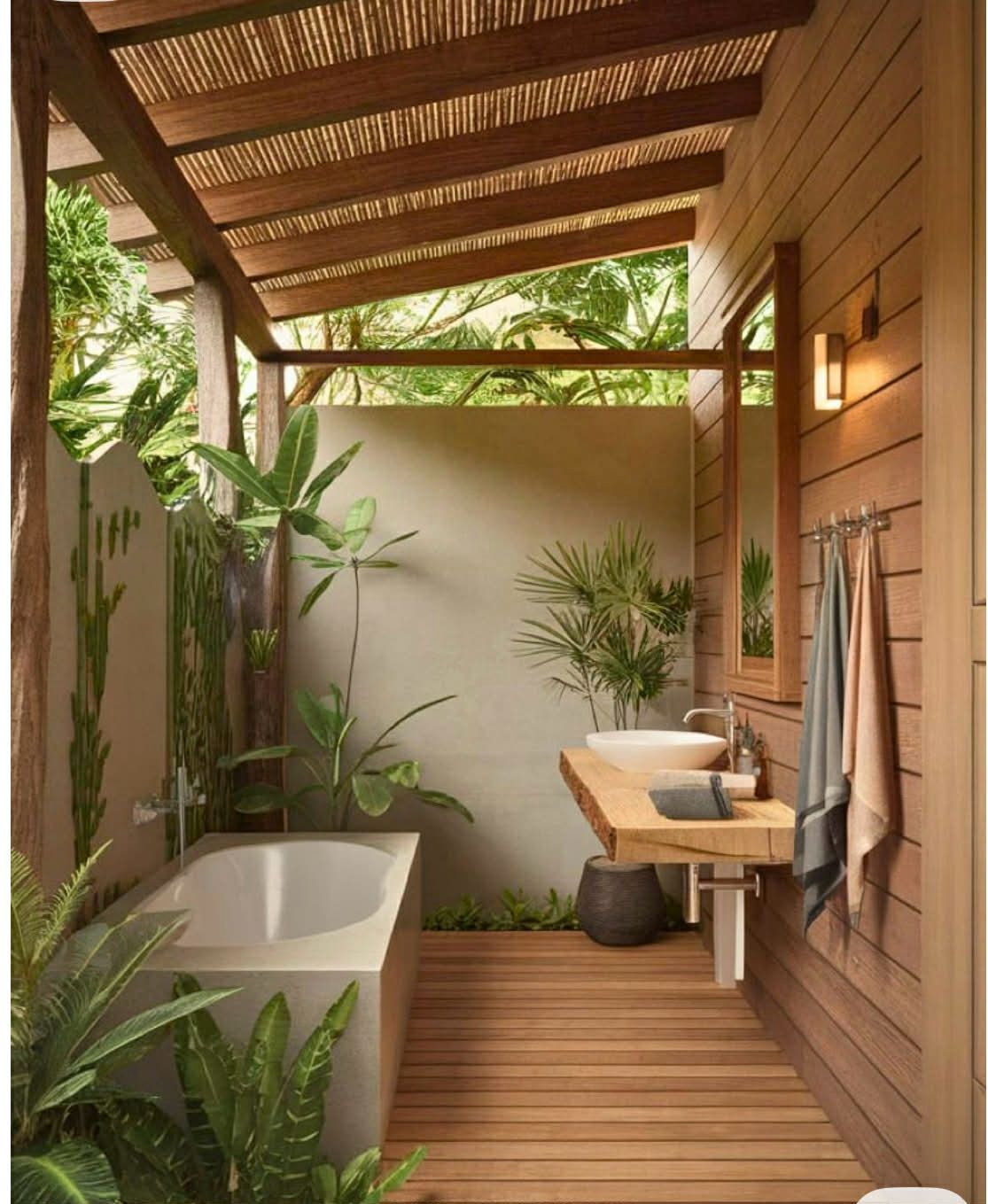 Salle d'eau extérieure en bois avec baignoire