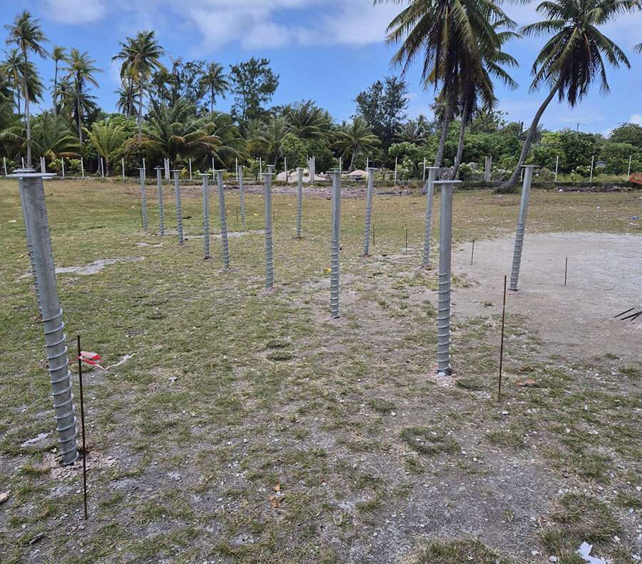 Vis de fondation posées sur un terrain avant le montage